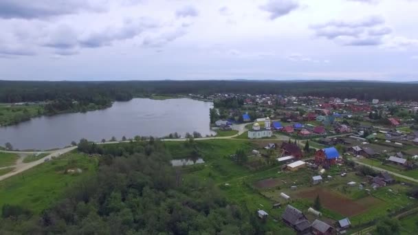 Letecký Pohled Vesnici Kostelem Rybníka Obec Mnoho Jednopodlažních Soukromých Domů — Stock video