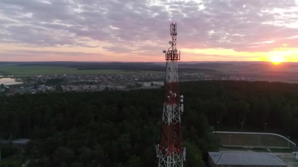 Mobil Letişim Kulesi Nin Hava Görüntüsü Yaz Akşamı Köyünde Gün — Stok video