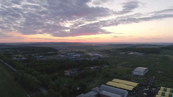 Veduta Aerea Dello Sviluppo Del Territorio Industriale Tramonto Vicino Campi — Video Stock