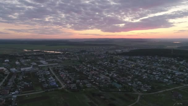 Luchtfoto Van Avonds Zomerdorp Bij Zonsondergang Zon Onder Zijn Prachtige — Stockvideo