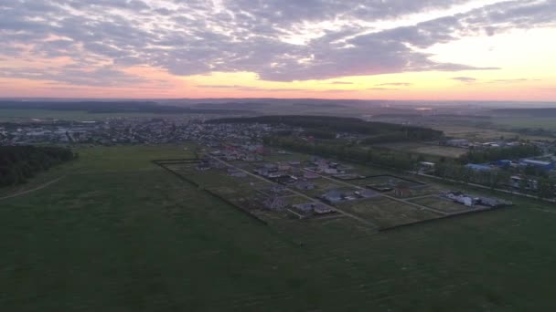 Luftaufnahme Des Hüttendorfes Bei Sonnenuntergang Mit Feldwegen Einige Der Häuser — Stockvideo