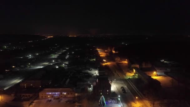 Luchtfoto Van Nachtdorp Winter Rijden Auto Weg Staat Een Kerstboom — Stockvideo
