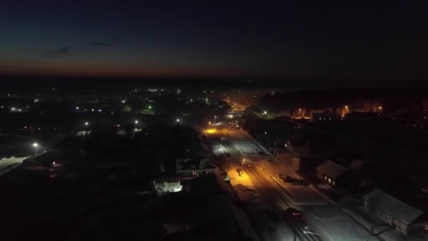 Luchtfoto Van Nachtdorp Winter Met Sneeuw Rijden Auto Door Hoofdstraat — Stockvideo