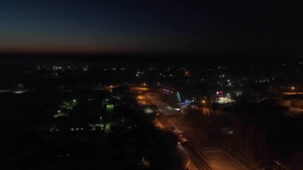 Luchtfoto Van Nachtdorp Winter Rijden Auto Weg Staat Een Kerstboom — Stockvideo