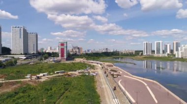 Nehir kıyısındaki setin havadan görüntüsü. Modern çok katlı evlerin etrafında. Güneşli bir yaz günü. Rusya, Ekaterinburg