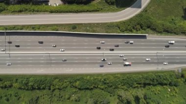 Ormanda arabalı bir sürü arabayla havadan çekilmiş bir yaz yolu. Yaz güneşli bir gün