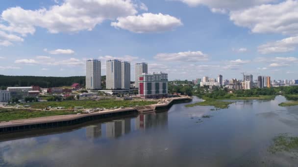 Vista Aérea Desenvolvimento Residencial Moderno Cidade Pelo Rio Com Construção — Vídeo de Stock