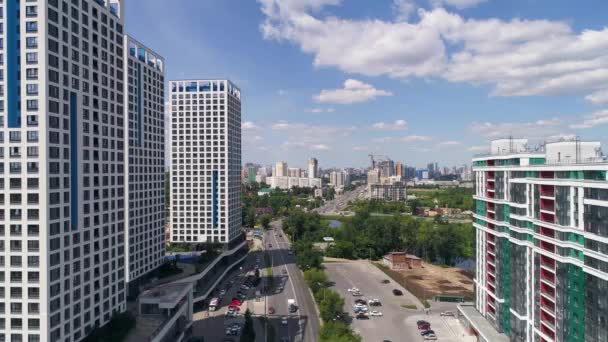 Vista Aérea Moderna Urbanización Residencial Ciudad Los Coches Conducen Por — Vídeo de stock