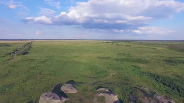 Αεροφωτογραφία Τεράστιων Λίθων Βράχων Ένα Απέραντο Πεδίο Ένας Χωματόδρομος Περνάει — Αρχείο Βίντεο