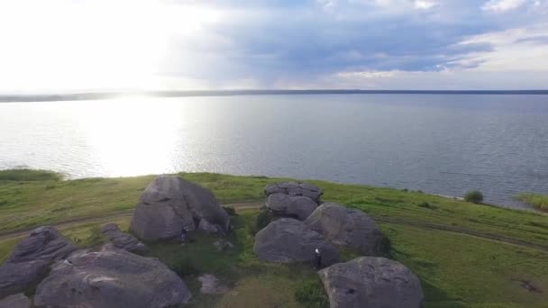 Göl Kenarındaki Geniş Bir Arazide Bulunan Devasa Taşların Kayaların Havadan — Stok video