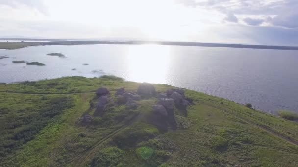 Göl Kenarındaki Geniş Bir Arazide Bulunan Devasa Taşların Kayaların Havadan — Stok video