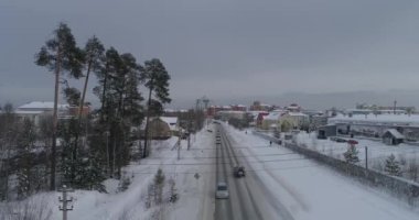 Kış şehrinin havadan görünüşü. Çekimde konut binaları ve Gazprom ana ofis binası yer alıyor. Yollarda kar var, arabalar yolda gidiyor. Yugorsk şehri, Khanty Mansiysk Özerk Okrug (HMAO), Rusya.