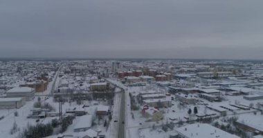 Kış şehrinin havadan görünüşü. Çekimde konut binaları var. Yollarda kar var, arabalar yolda gidiyor. Yugorsk şehri, Khanty Mansiysk Özerk Okrug (HMAO), Rusya.