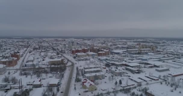 冬の都市の空中ビュー 撮影では 住宅やガスプロム本社ビルです 道路上の雪は 車の道路上のドライブです ロシアのユゴリスク市 ハンティ マンシスク自治オックルグ Hmao — ストック動画