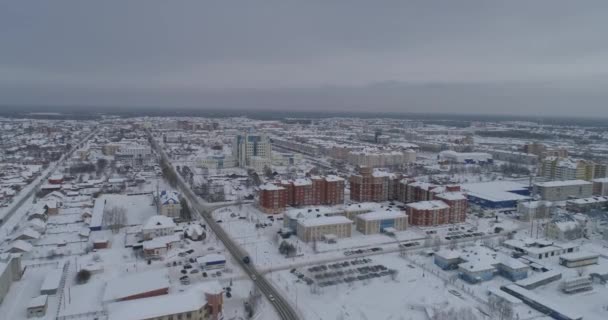 冬の都市の空中ビュー 撮影では 住宅やガスプロム本社ビルです 道路上の雪は 車の道路上のドライブです ロシアのユゴリスク市 ハンティ マンシスク自治オックルグ Hmao — ストック動画