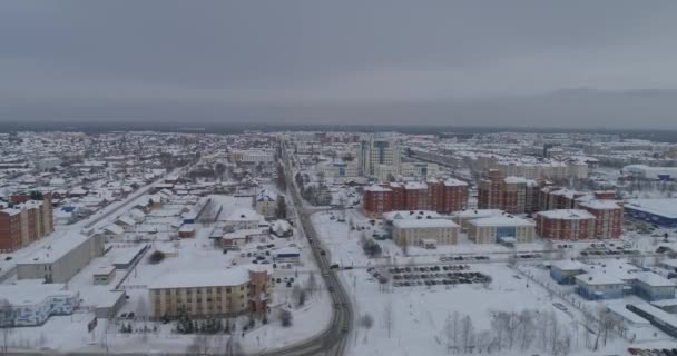 Αεροφωτογραφία Της Χειμερινής Πόλης Στο Πλάνο Είναι Κτίρια Κατοικιών Και — Αρχείο Βίντεο