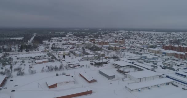 冬の都市の空中ビュー 撮影では住宅の建物です 道路上の雪は 車の道路上のドライブです 街の無限の森を超えて ロシアのユゴリスク市 ハンティ マンシスク自治オックルグ Hmao — ストック動画