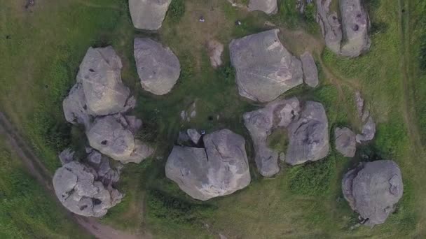 Bovenaan Uitzicht Vanuit Lucht Enorme Stenen Rotsen Een Uitgestrekt Veld — Stockvideo