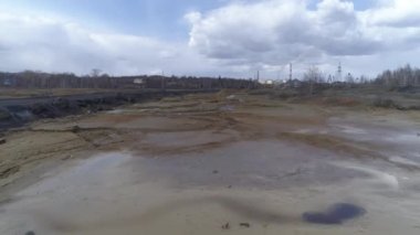 Kuru nehir yatağının hava görüntüsü Karabash şehrinde bakır üretimiyle zehirlendi. Rusya, Chelyabinsk bölgesi