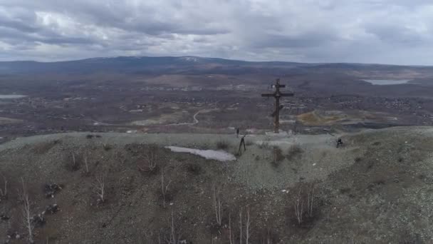 在卡拉卡什山上的东正教交叉口和城市景观 摄像机升起来了俄罗斯 车里雅宾斯克地区 — 图库视频影像