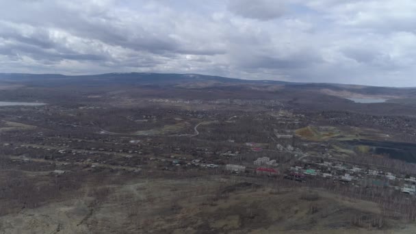 Pemandangan Udara Salib Ortodoks Gunung Karabash Dan Kota Kamera Terbang — Stok Video