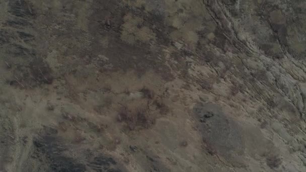 因为可怕的生态而没有植物的高山灰 在山顶上有一个东正教十字架和 祝福与拯救 的称号 俄罗斯车里雅宾斯克地区卡拉卡什市 — 图库视频影像