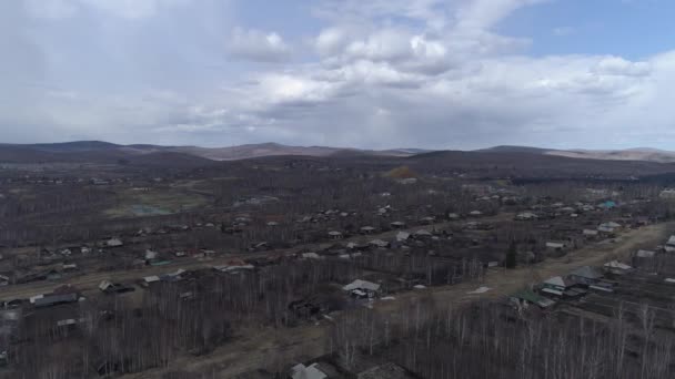 Luchtfoto Van Stad Met Oude Huizen Met Één Verdieping Bewolkte — Stockvideo