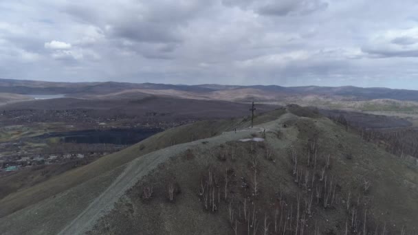 Pemandangan Udara Salib Ortodoks Gunung Karabash Dan Kota Kamera Bergerak — Stok Video