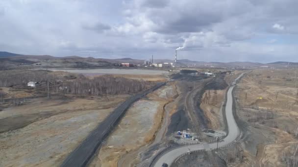 Karabaş Şehrindeki Bakır Fabrikasının Havadan Görüntüsü Duman Bacadan Çıkıyor Kirlenmiş — Stok video