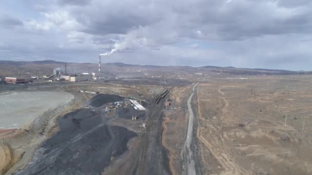 Luchtfoto Van Koperfabriek Karabash Stad Komt Rook Uit Schoorsteen Rond — Stockvideo