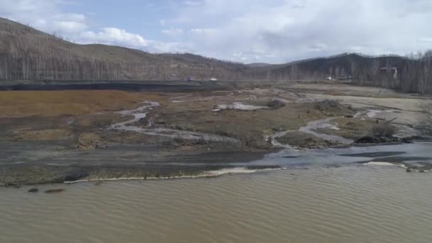 Kuru Nehir Yatağının Hava Manzarası Karabash Şehrindeki Bakır Üretimiyle Zehirlendi — Stok video