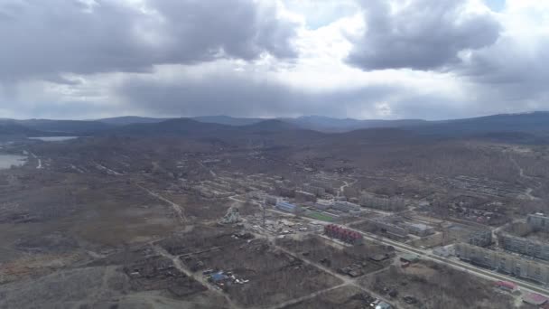 Beş Katlı Evleri Kilisesi Olan Karabash Şehrinin Havadan Görünüşü Arabalar — Stok video