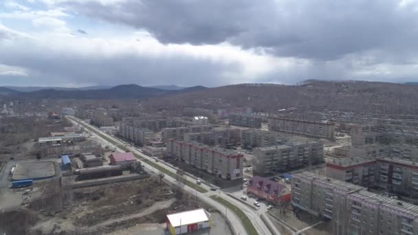 Αεροφωτογραφία Της Πόλης Karabash Πενταώροφα Σπίτια Αυτοκίνητα Οδηγούν Κατά Μήκος — Αρχείο Βίντεο