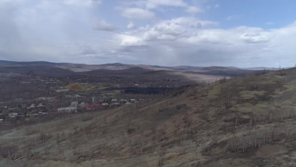Vista Aérea Ciudad Karabash Cámara Vuela Desde Cima Montaña Hasta — Vídeos de Stock