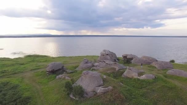 Widok Lotu Ptaka Ogromne Kamienie Skały Polu Pobliżu Jeziora Niedaleko — Wideo stockowe