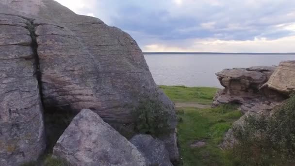 Ogromne Kamienie Skały Polu Pobliżu Jeziora Niedaleko Przebiega Polna Droga — Wideo stockowe