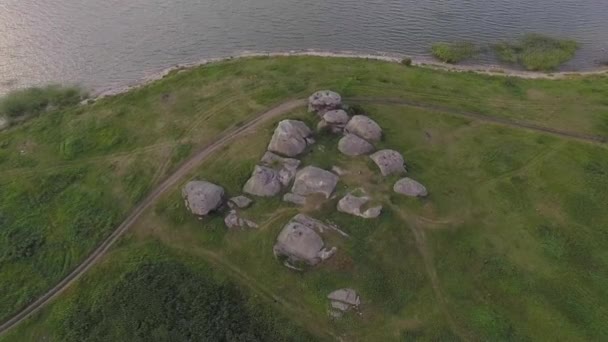 Veduta Aerea Enormi Pietre Rocce Campo Vicino Lago Nelle Vicinanze — Video Stock