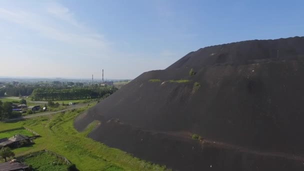 Widok Lotu Ptaka Ogromne Wysypisko Żużli Obok Budynków Mieszkalnych Ogrodów — Wideo stockowe