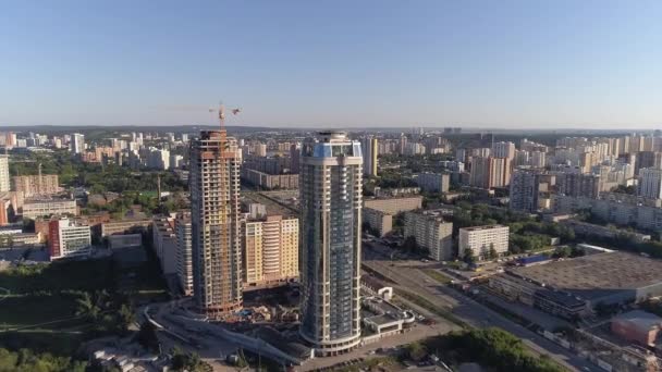 Vista Aérea Los Edificios Varios Pisos Ciudad Algunas Casas Han — Vídeo de stock