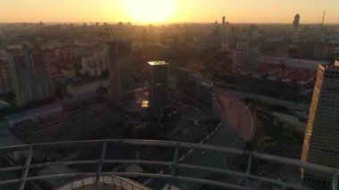 Günbatımında Summer City 'nin hava aracı görüntüsü. Bazı evler inşa edildi, bir ev hala yapım aşamasında. Arabalar yolda gider..