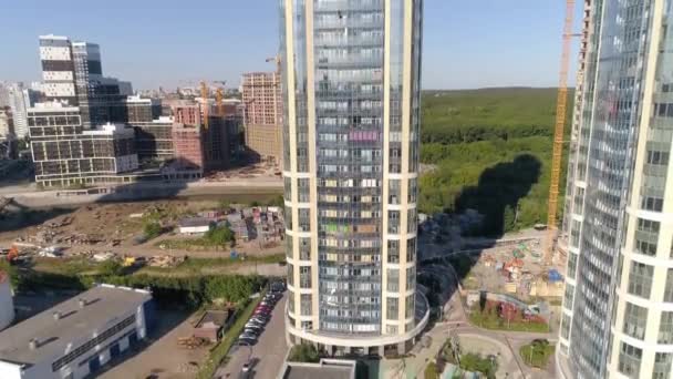 Αεροφωτογραφία Πολυόροφων Κτιρίων Στην Πόλη Κάποια Σπίτια Έχουν Χτιστεί Ένα — Αρχείο Βίντεο