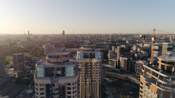 Vista Aérea Los Edificios Varios Pisos Ciudad Gente Techo Fiesta — Vídeos de Stock