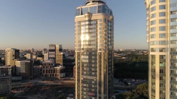 Drönare Flygbilder Dyra Byggnader Ett Vip Bostadsområde Vid Solnedgången Modern — Stockvideo