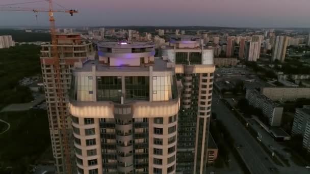 Дронові Повітряні Кадри Skyscrapers Вечірньому Місті Житловому Районі Заході Сонця — стокове відео