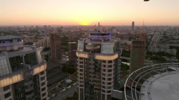 Drone Images Aériennes Gratte Ciel Dans Ville Soir Dans Quartier — Video