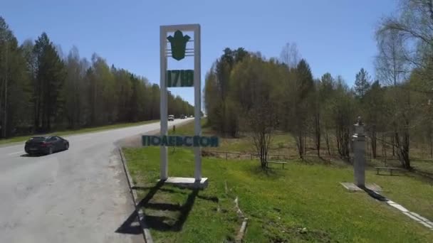 Drone Tiro Entrada Para Cidade Carros Dirigem Longo Estrada Câmera — Vídeo de Stock