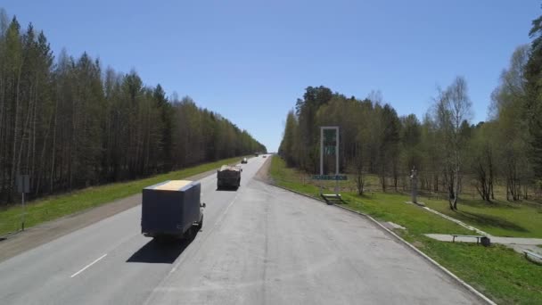 Drönare Skott Entré Till Staden Bilar Kör Längs Motorvägen Kameran — Stockvideo