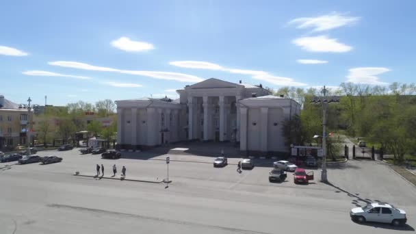 Повітряний Вид Будинок Культури Провінційному Місті Дво Ятиповерховими Приватними Будинками — стокове відео