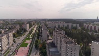 Dokuz katlı sonbahar şehrinin havadan görünüşü. Geniş, geniş bir cadde. Arabalar sürüyor. Güneşli bir gün. Rusya, Asbest Şehri