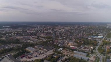 Alçak katlı bir şehrin sonbahar manzarası. Şehrin kenar mahallelerinde sanayi bölgesi. Şehrin yakınında büyük bir taş ocağı var. Sonbahar güneşli bir gün. Rusya, En İyi Şehir
